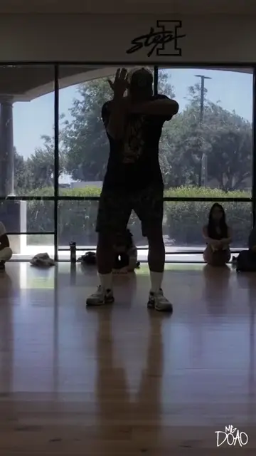 Un freestyle sur la chanson dans un studio de danse, trois jours après la sortie